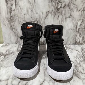Nike Black and White High-Tops Blazer Mid 77.
